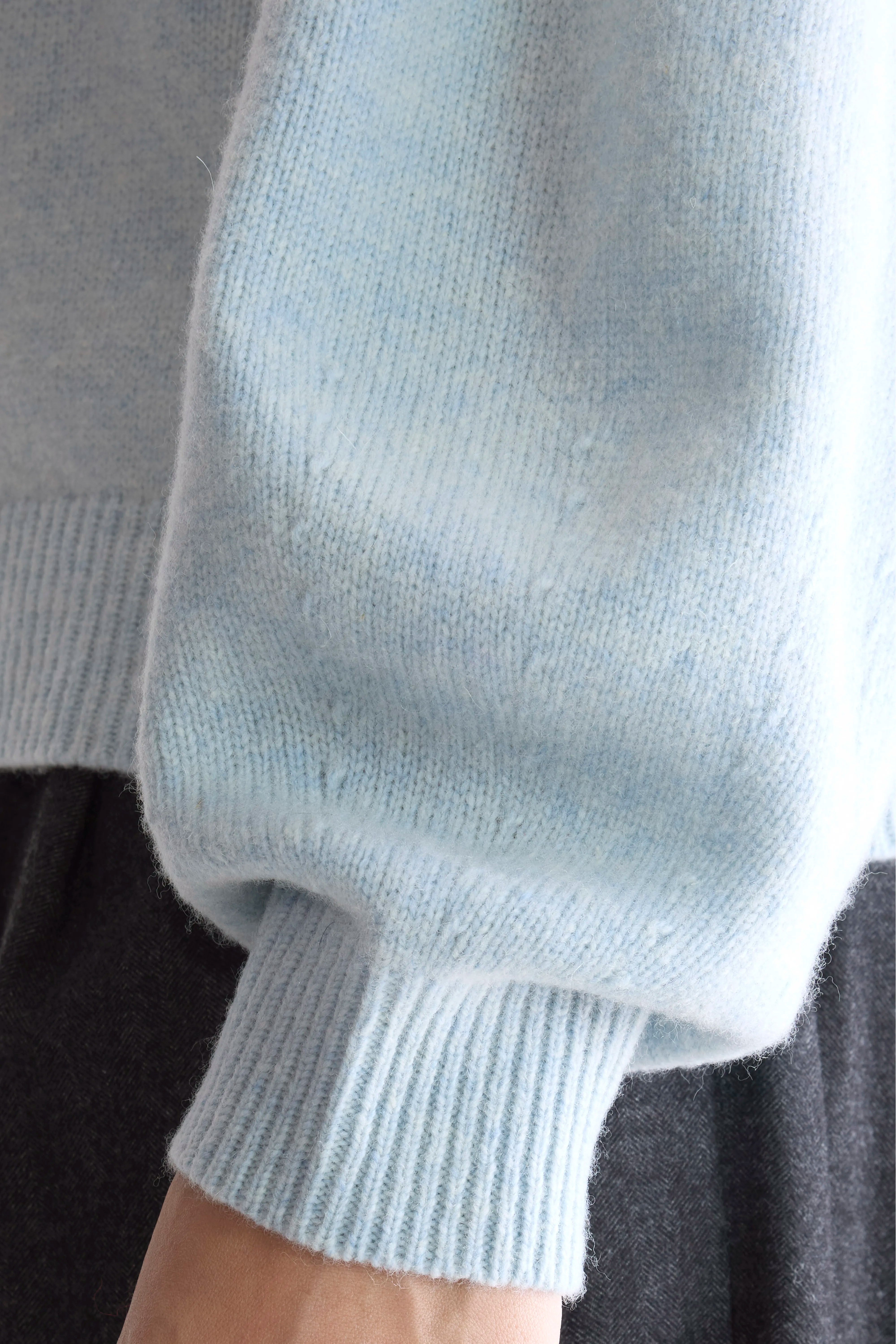 Ameka Crewneck Sweater (252 / W / ICE CUBE)