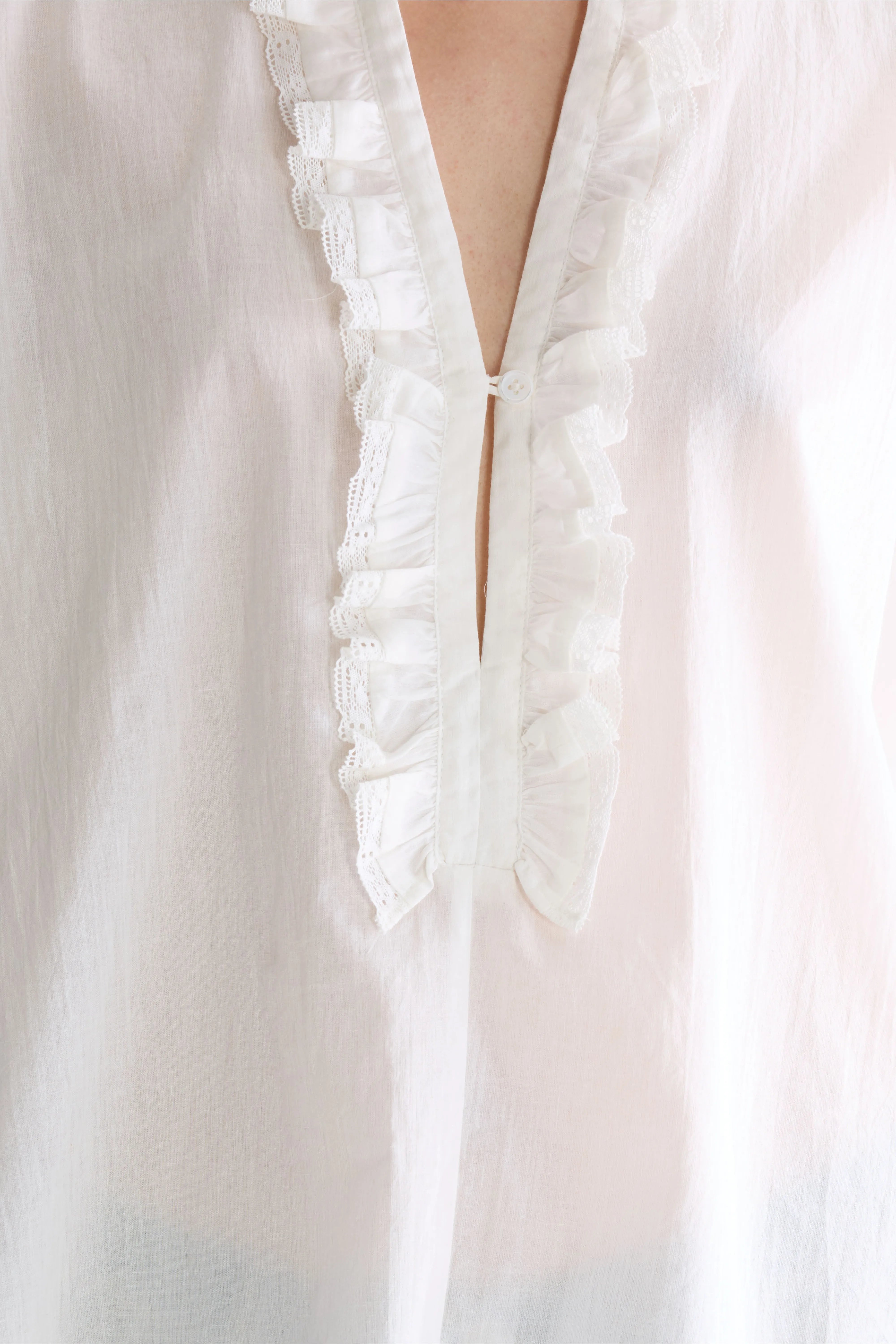 Dahlia ruffled blouse (261 / W / WHITE)