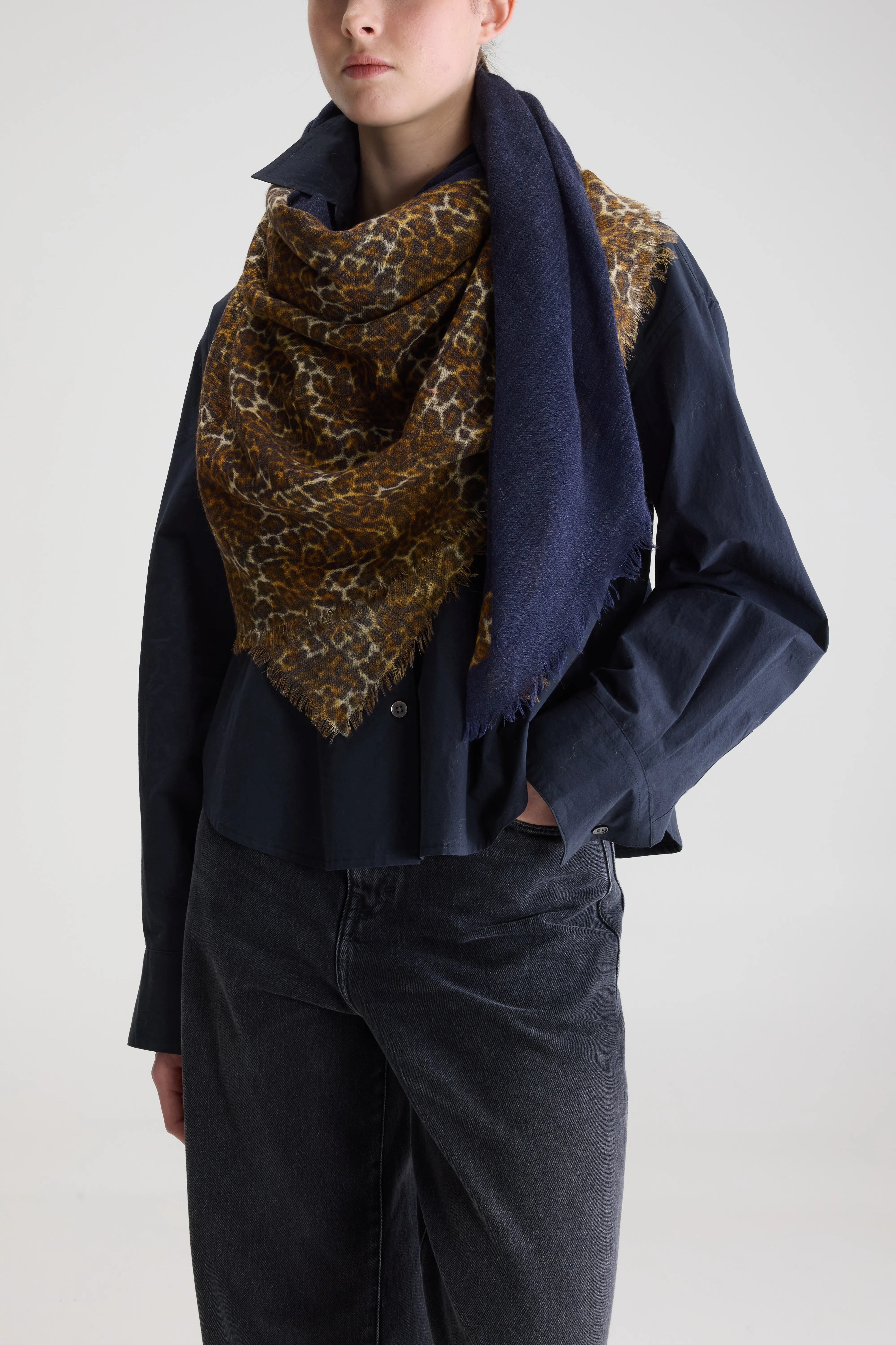 Sose Square Scarf - Nuage / Suede / Worker For Women | Bellerose