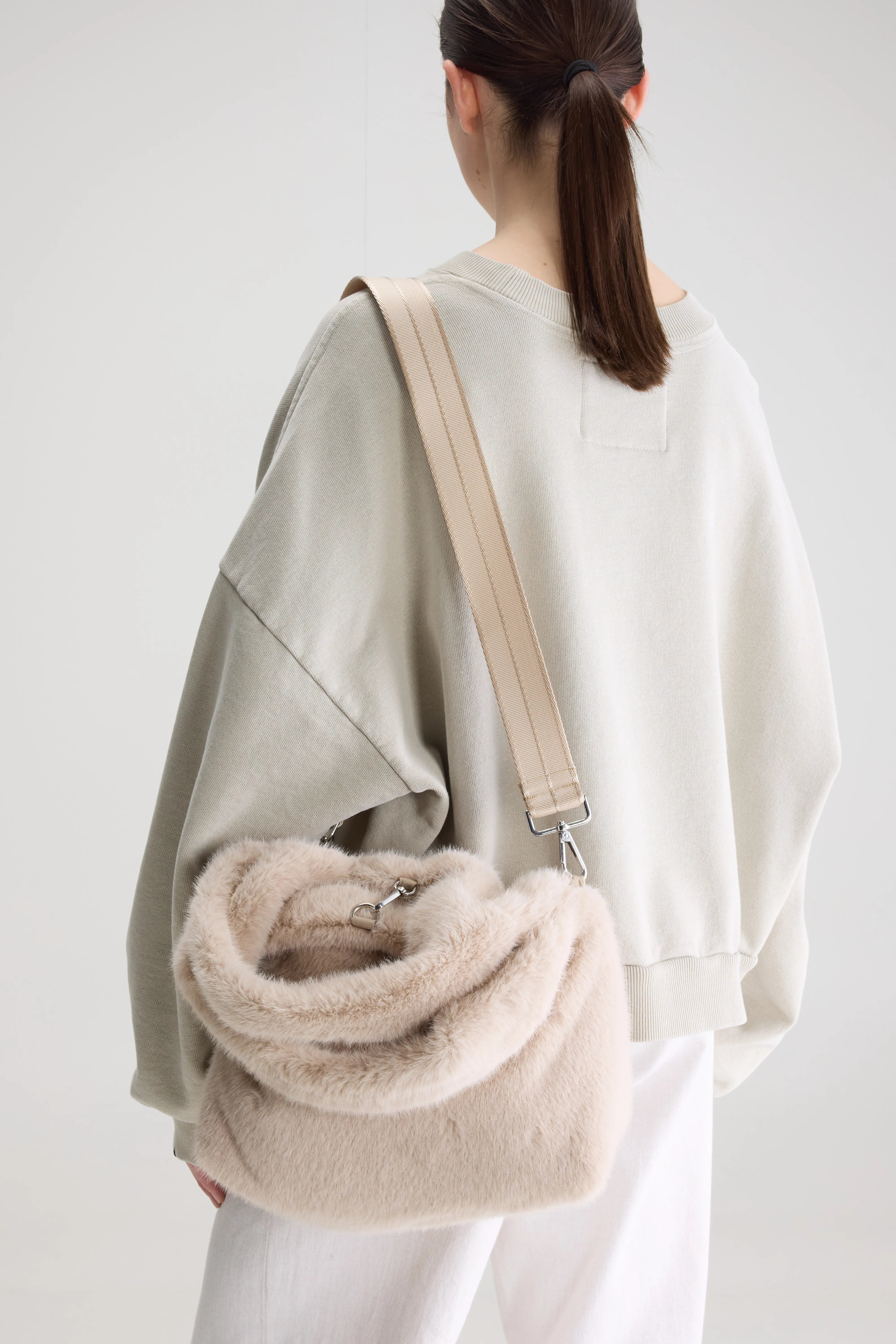 Sac à main en fausse fourrure Helga (262 / W / STONE)