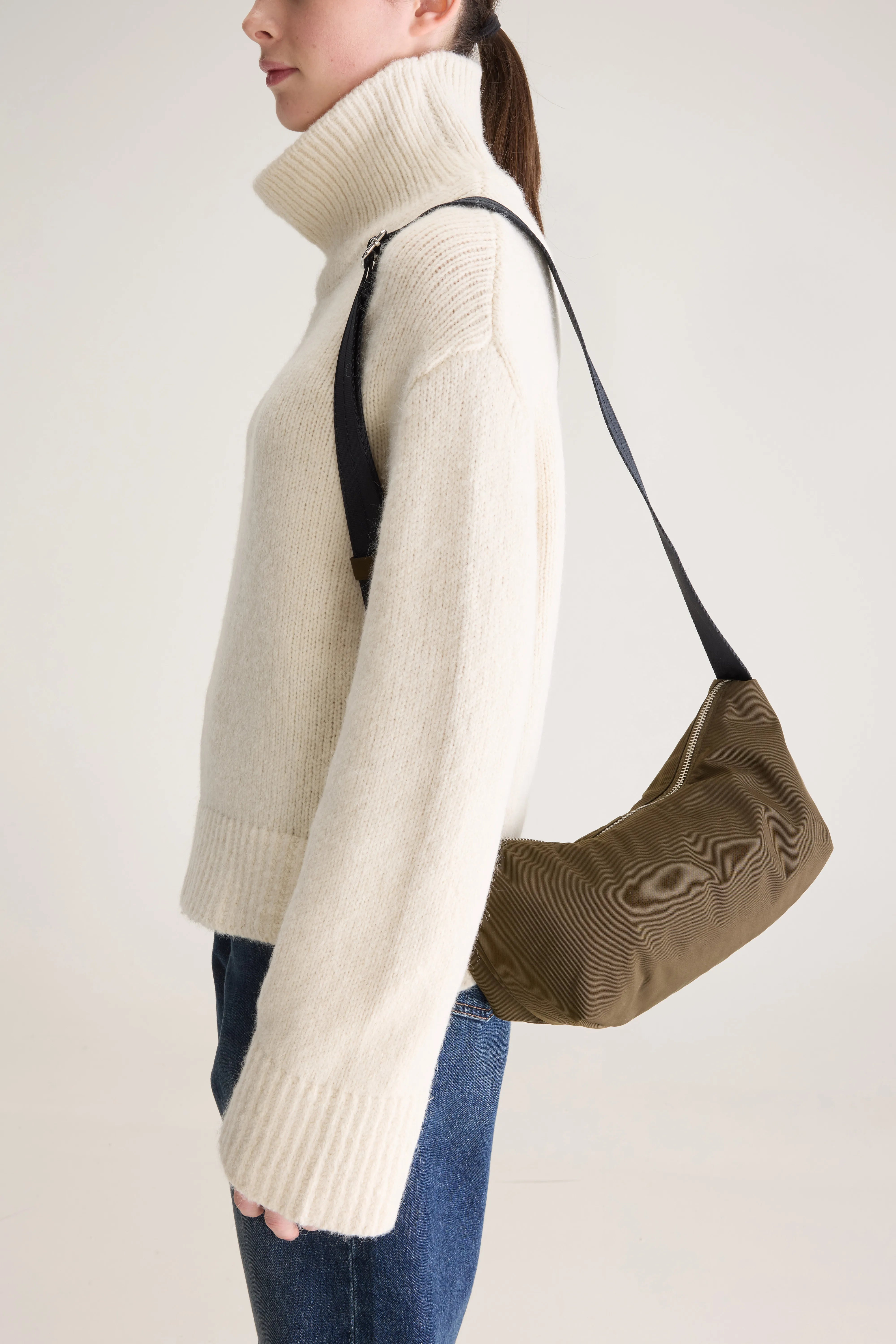 Hane sling bag (262 / W / CARBONE)