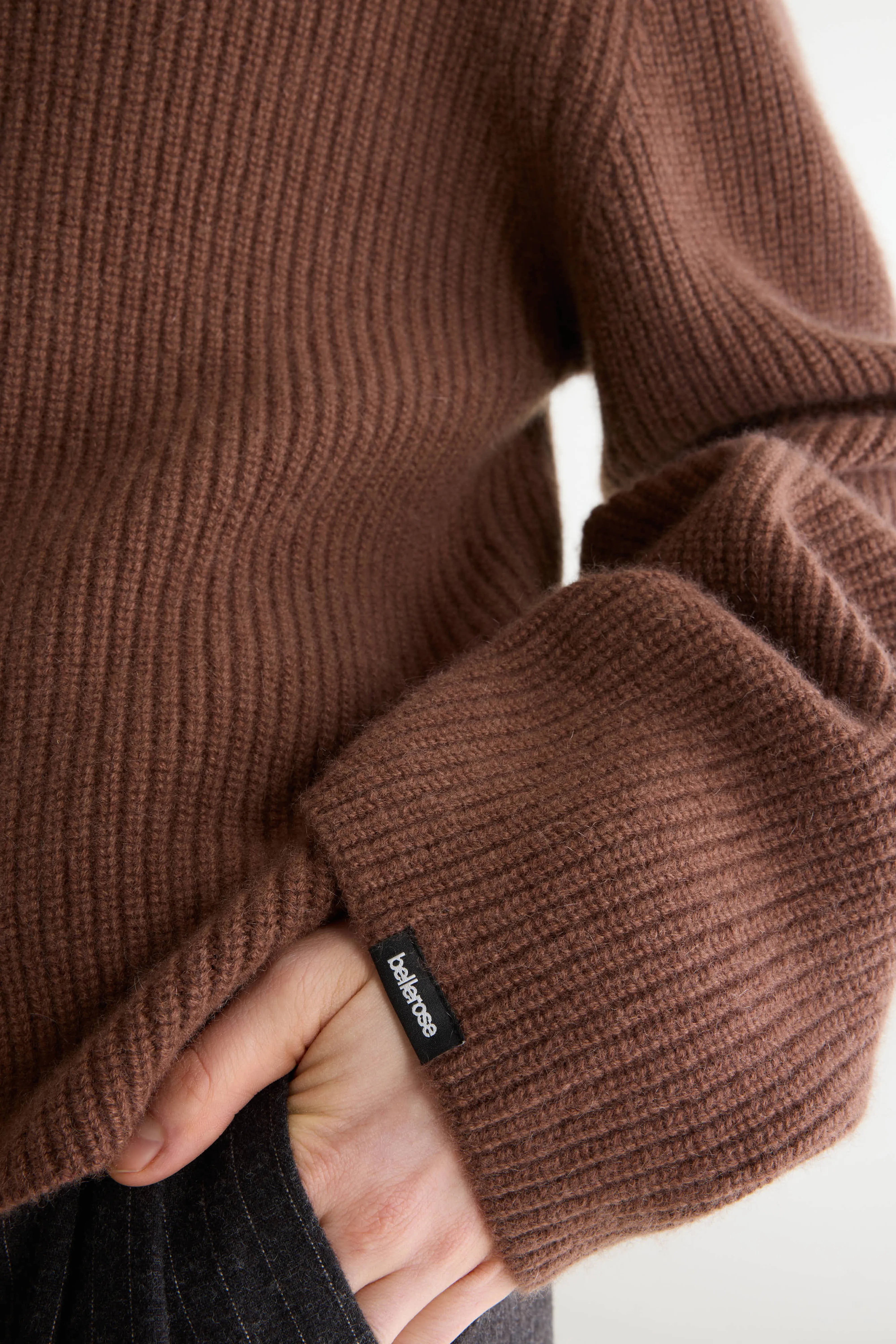 Synin funnel neck cashmere sweater (262 / W / TIRAMISU)