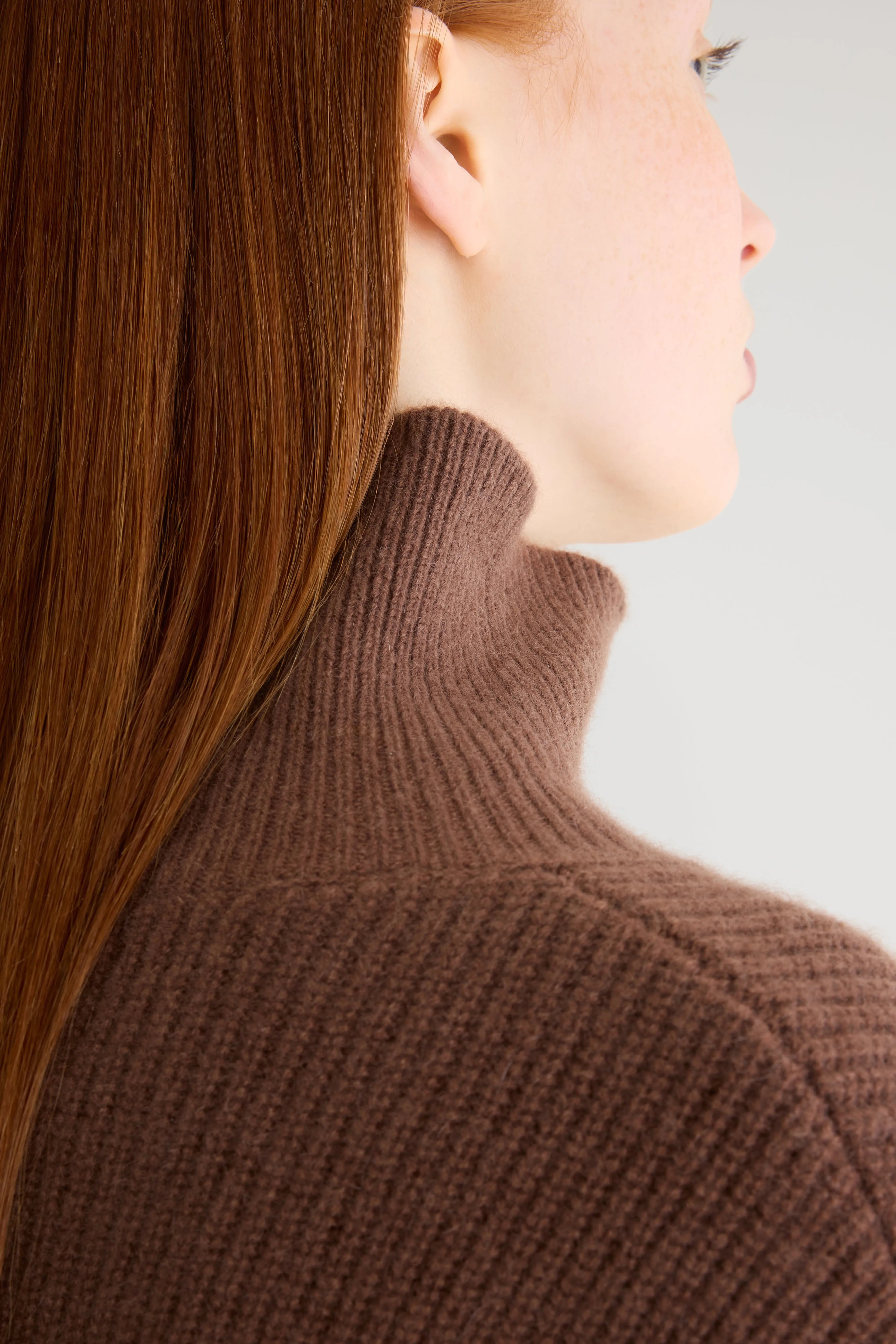 Synin funnel neck cashmere sweater (262 / W / TIRAMISU)