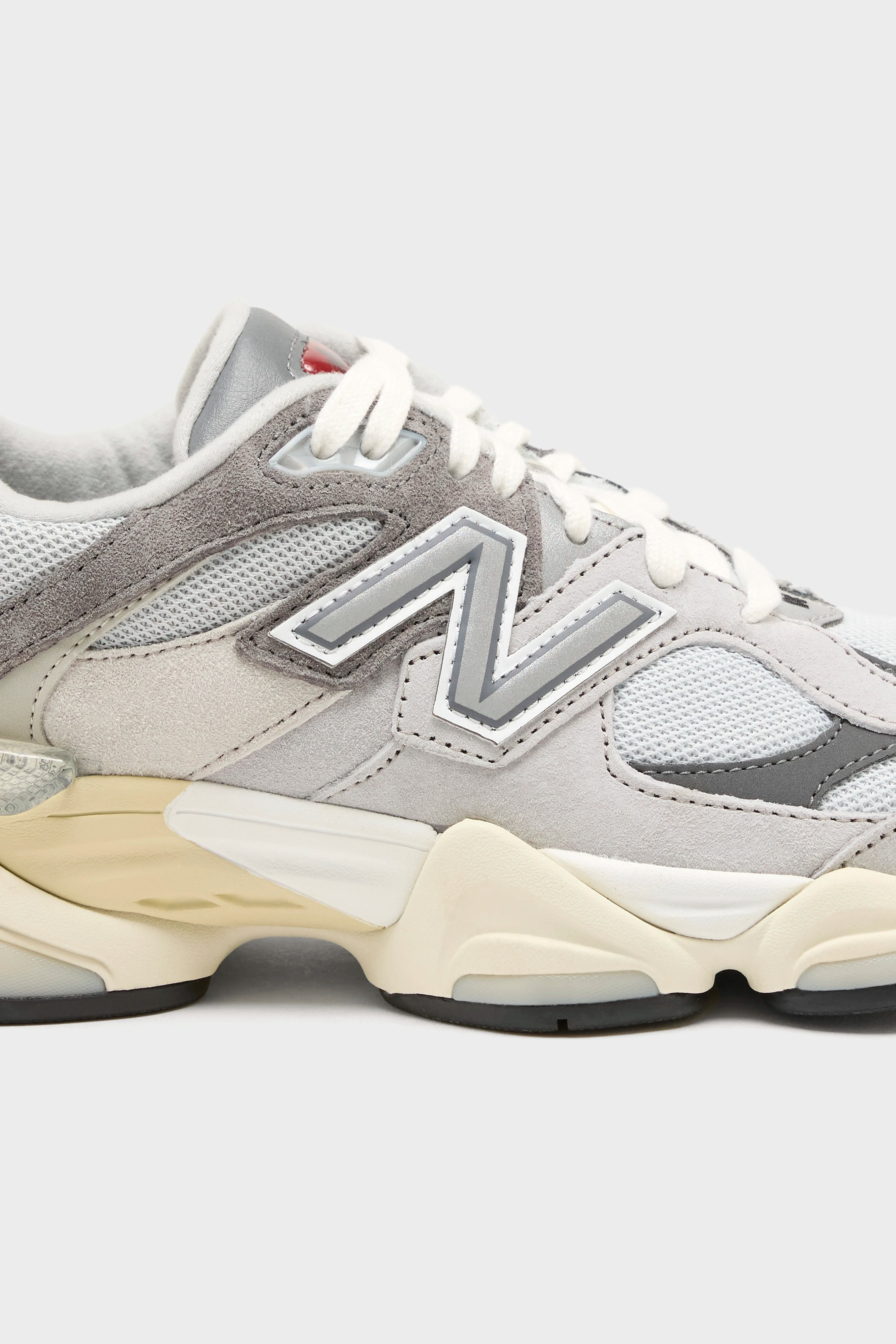 9060 pour Femme (241 / W / BROWN)