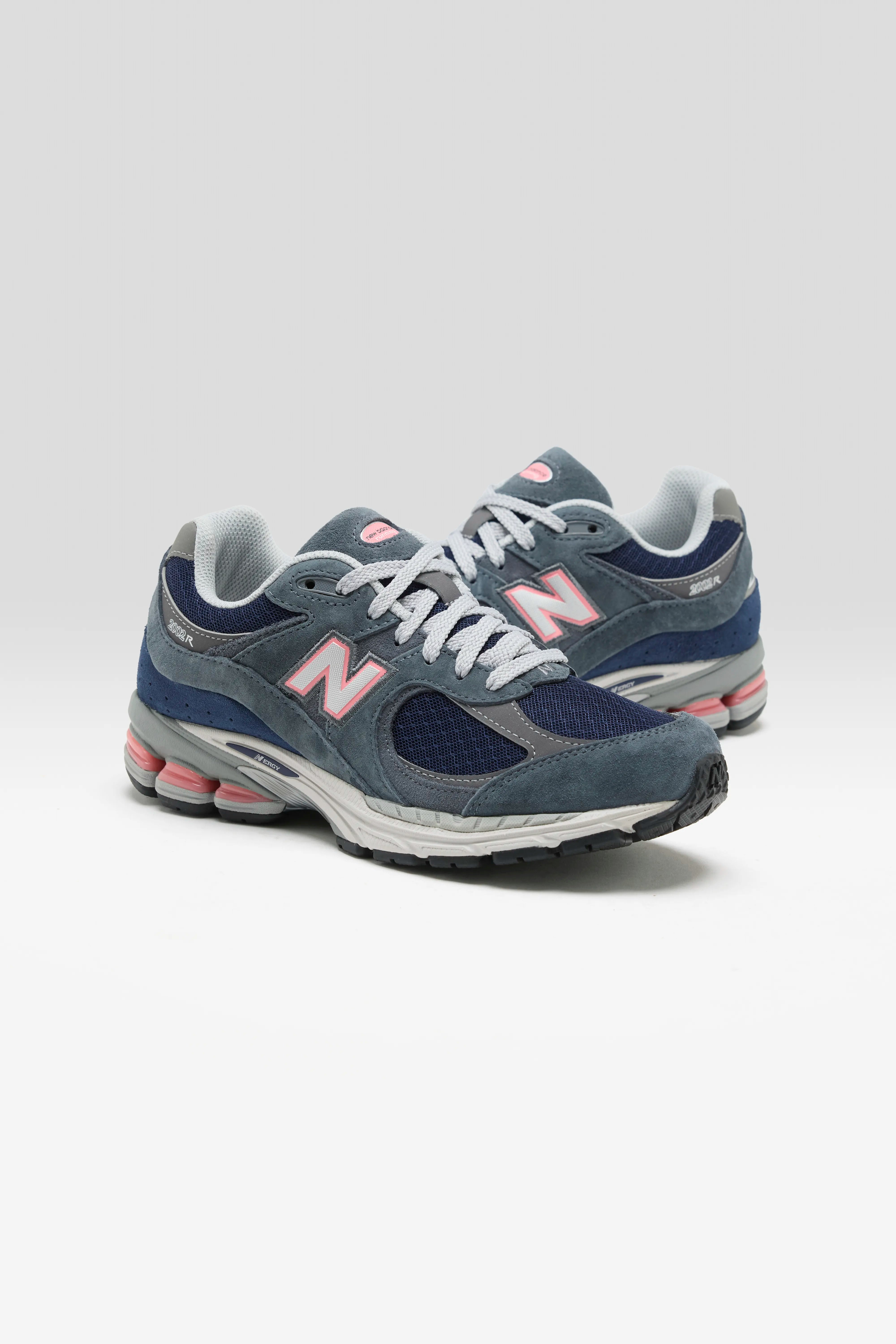 2002R for Women  (261 / W / GRAPHITE)