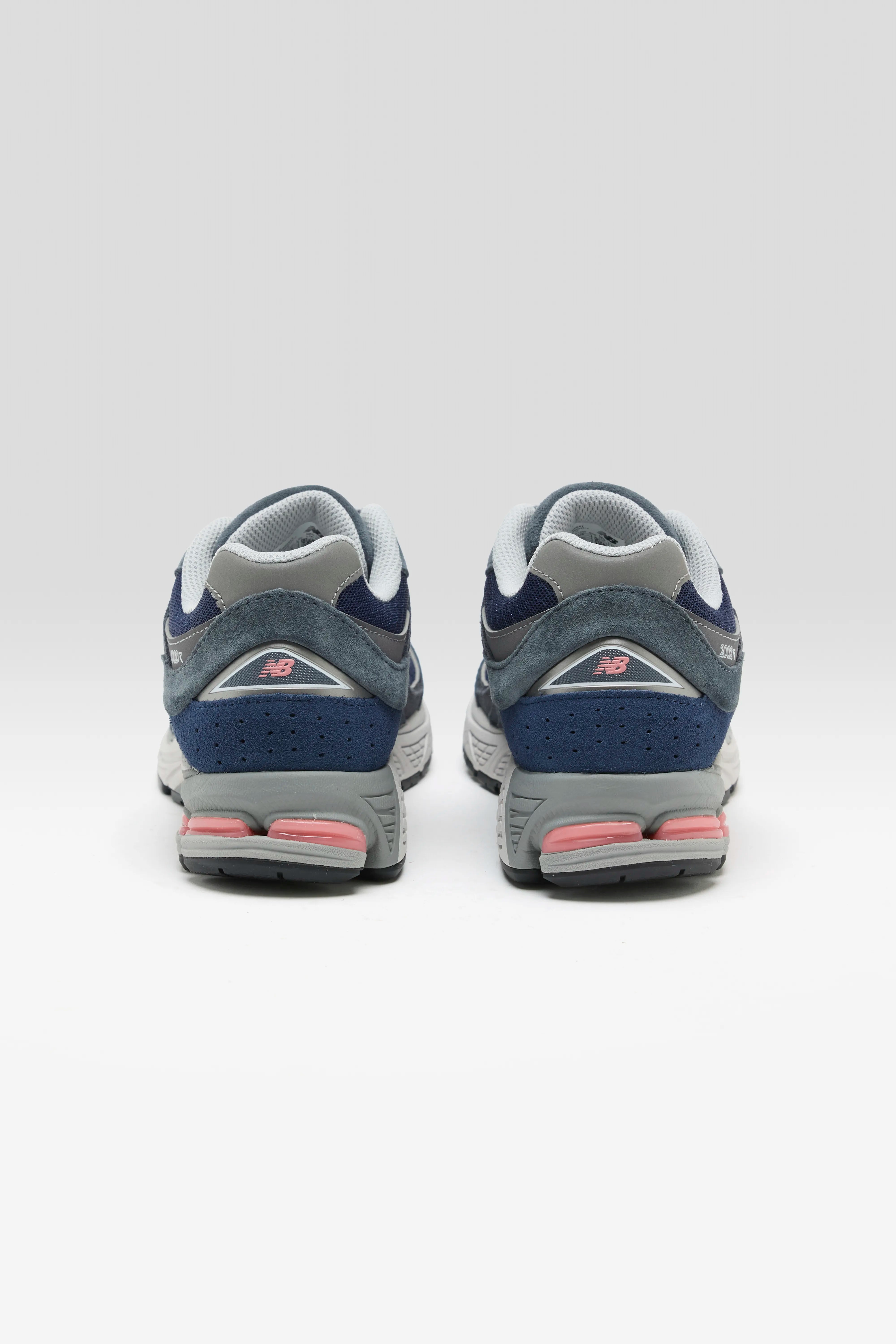 2002R for Women  (261 / W / GRAPHITE)