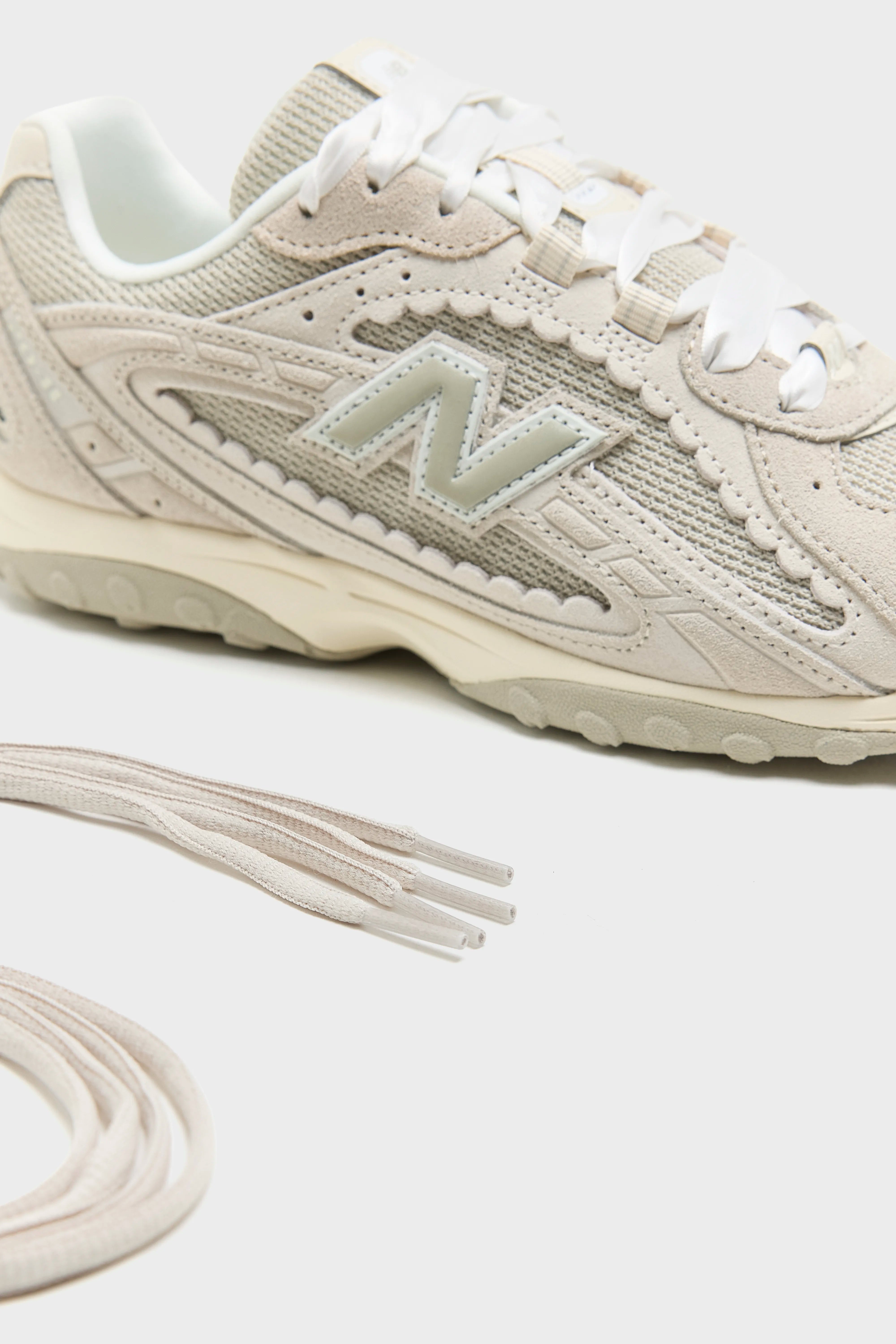 204L Scallop for Women  (261 / W / OFF WHITE)