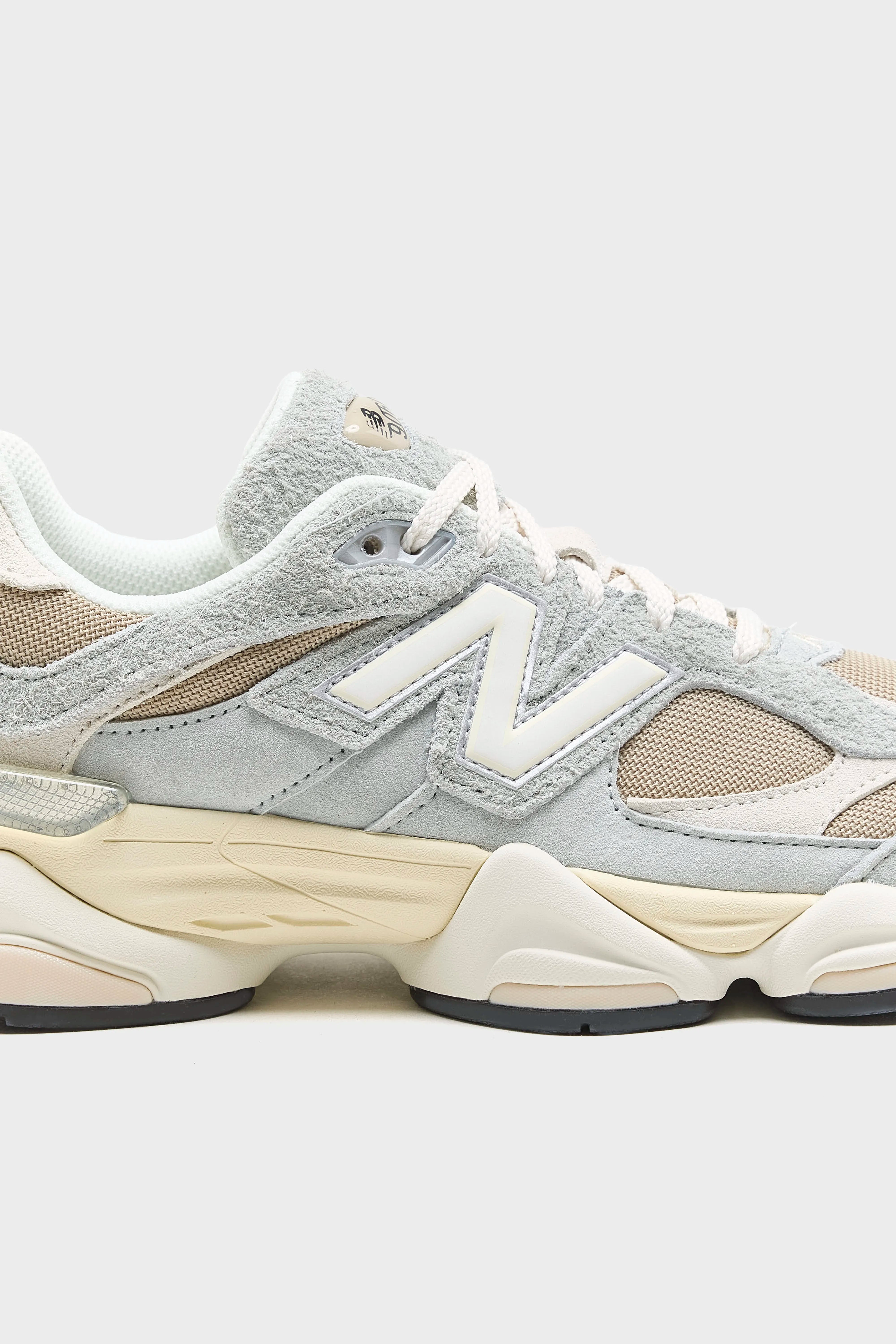 9060 pour Homme  (261 / M / GREY)