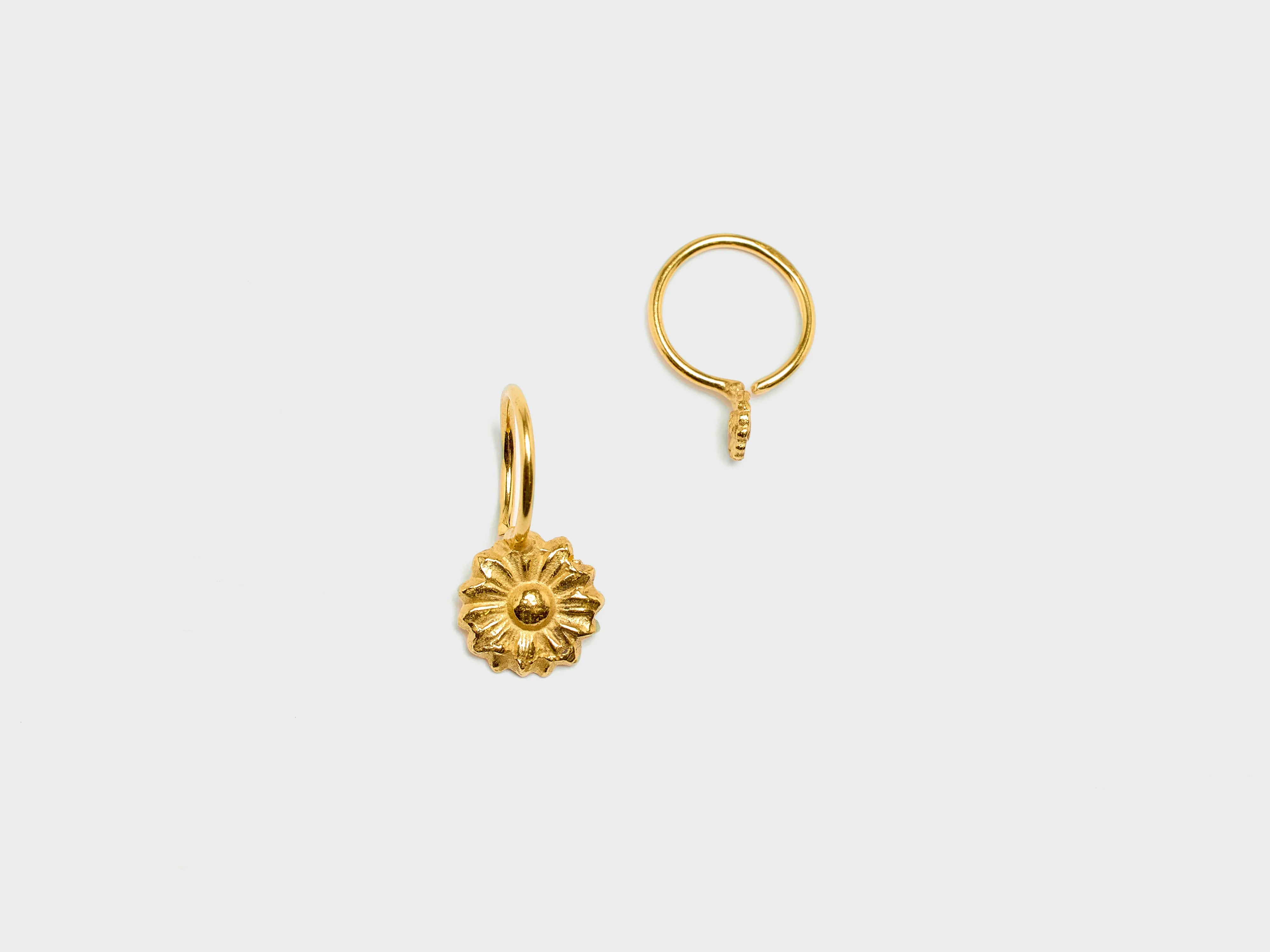 Boucles d'oreilles Asymmetric Flower  (251 / W / GOLD)