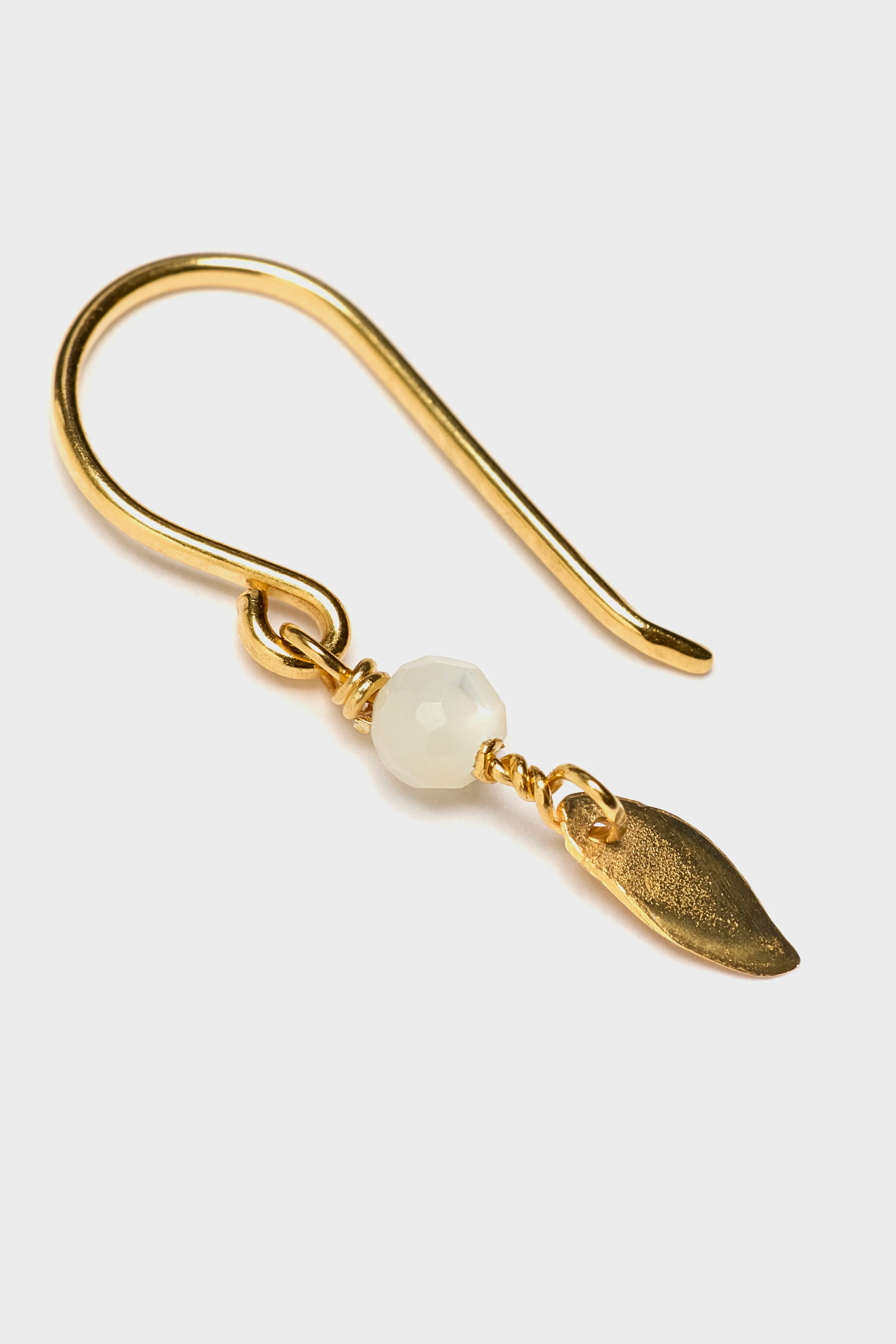 Boucles d'oreilles asymétriques en forme de feuille (261 / W / GOLD)