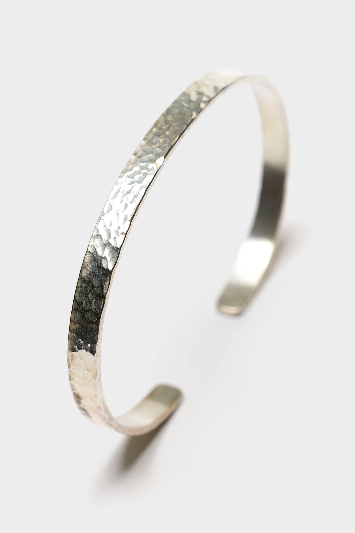 Hammered Bangle Bracelet (262 / U / SILVER)