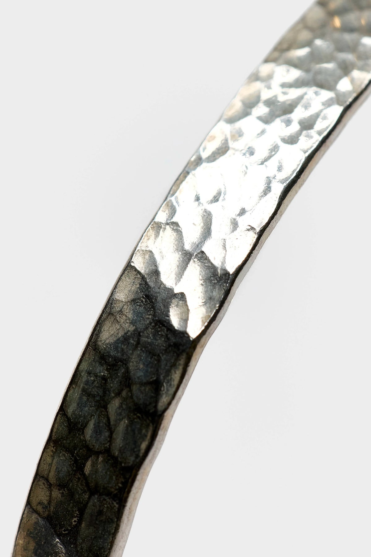Hammered Bangle Bracelet (262 / U / SILVER)