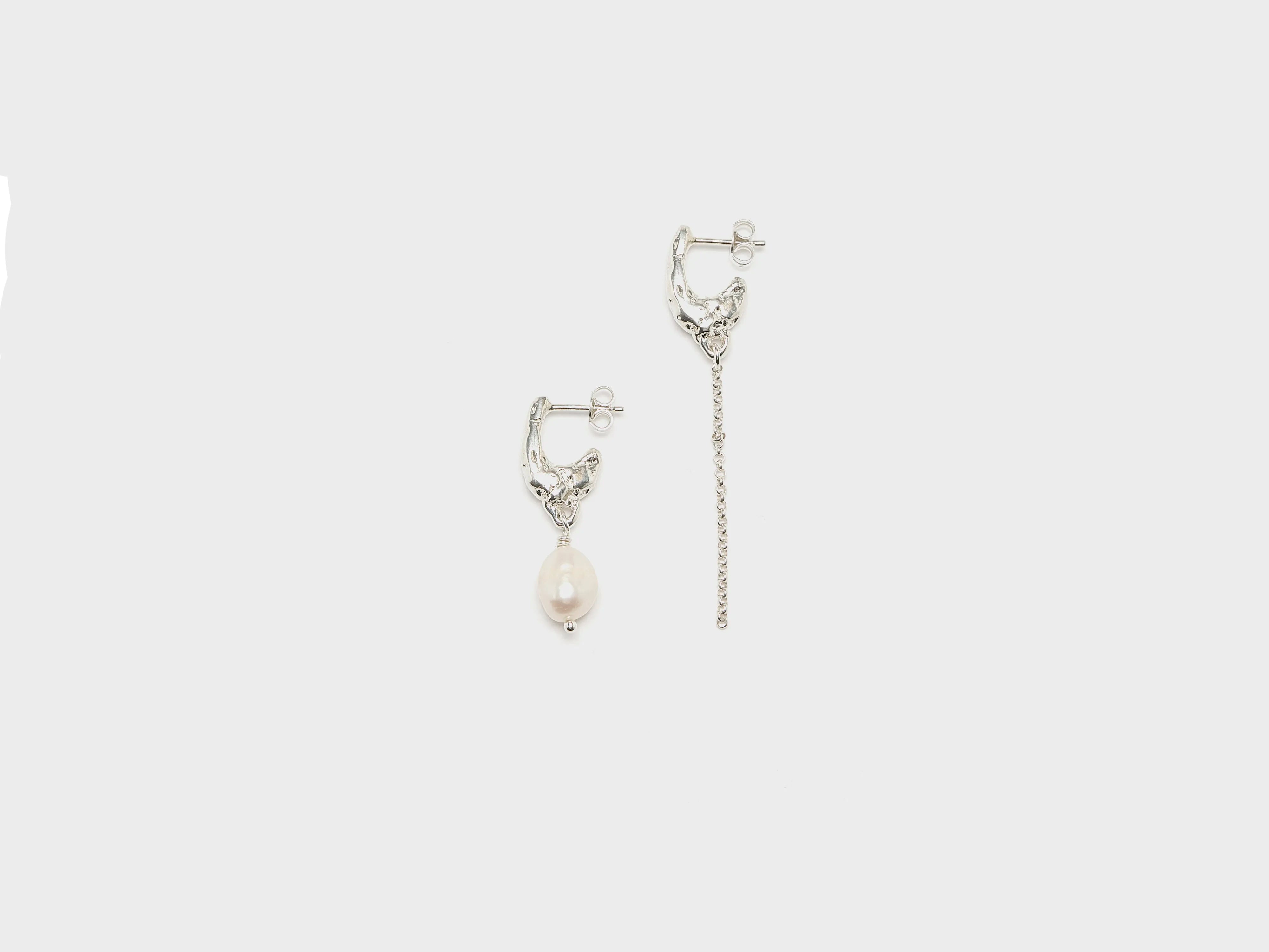 Deo Asymmetric Stud Earrings  (261 / W / SILVER)