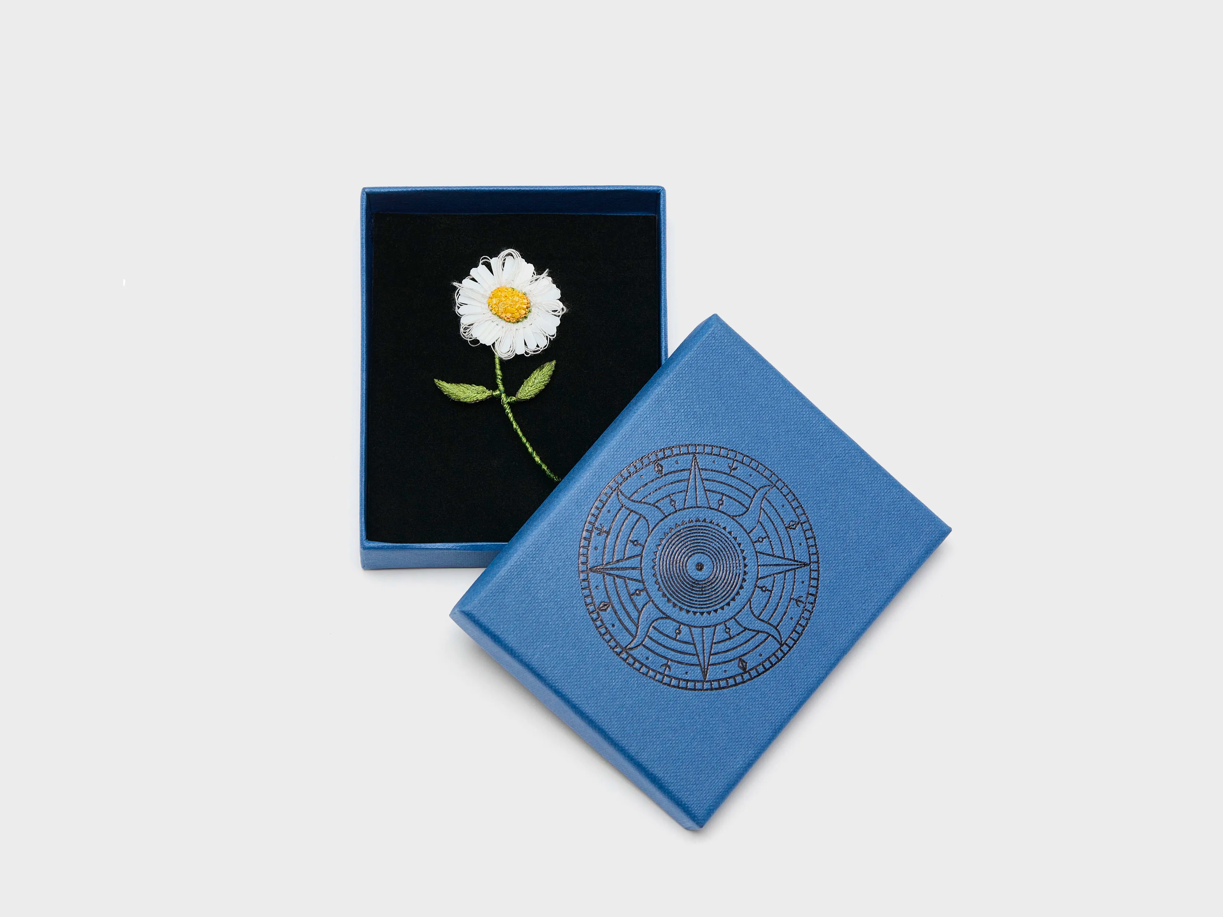 White Daisy Brooch Pin  (261 / W / WHITE)