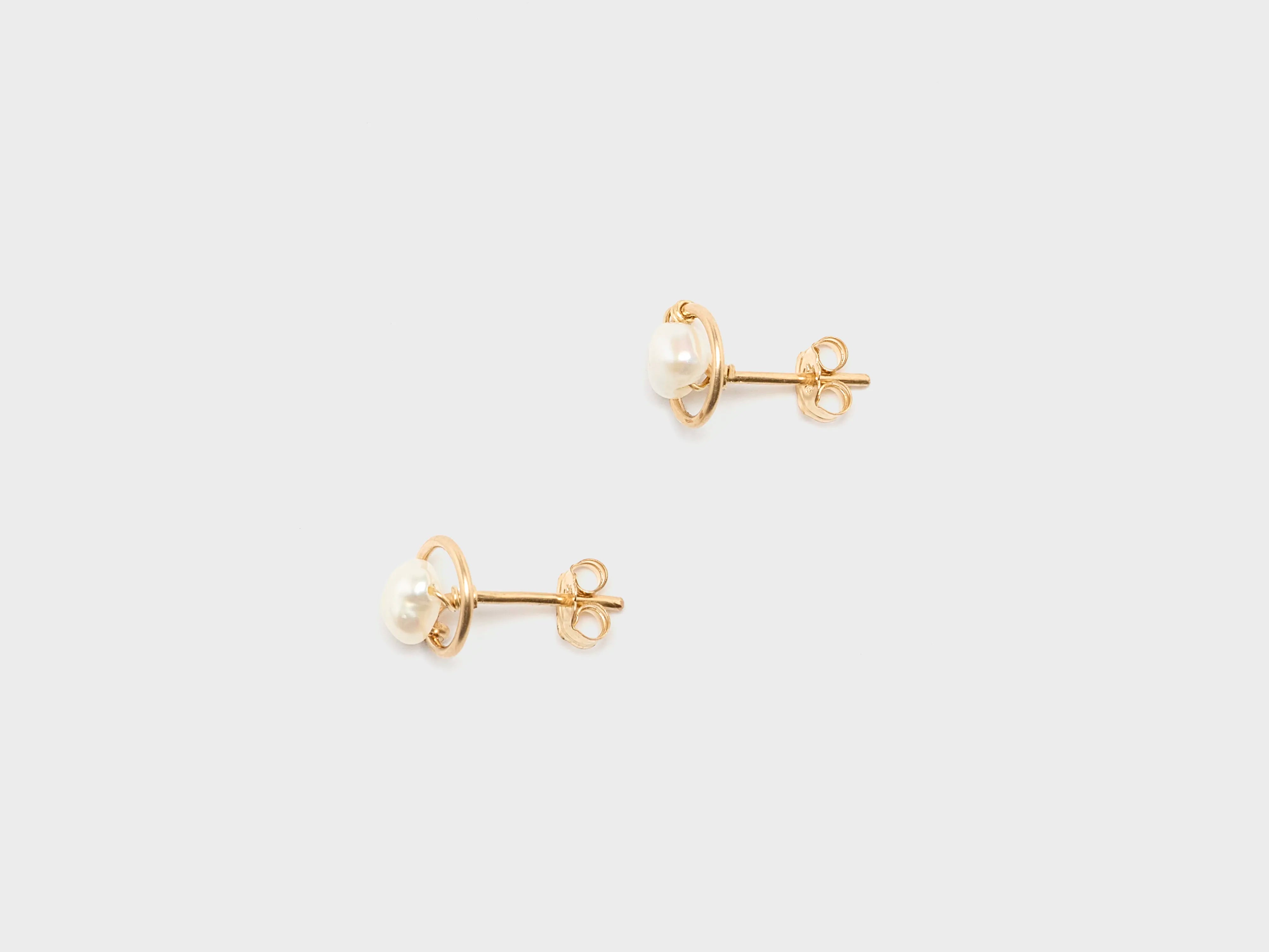 Essential Swan Stud Earrings   (252 / W / GOLD)